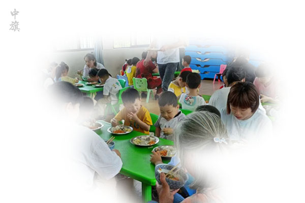 某幼兒園的食堂，飯菜看起來還是很不錯的呦.jpg