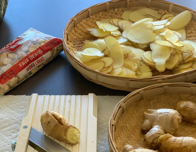 曬伏姜正在準備.jpg