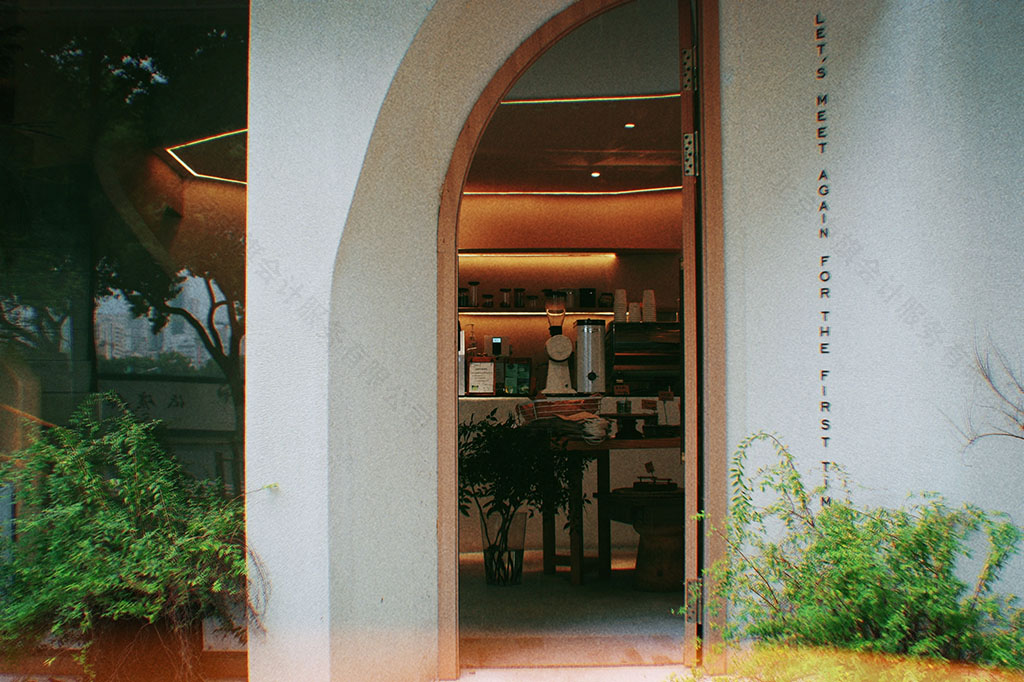 樓下正在營業(yè)的咖啡館，優(yōu)雅，大方.jpg