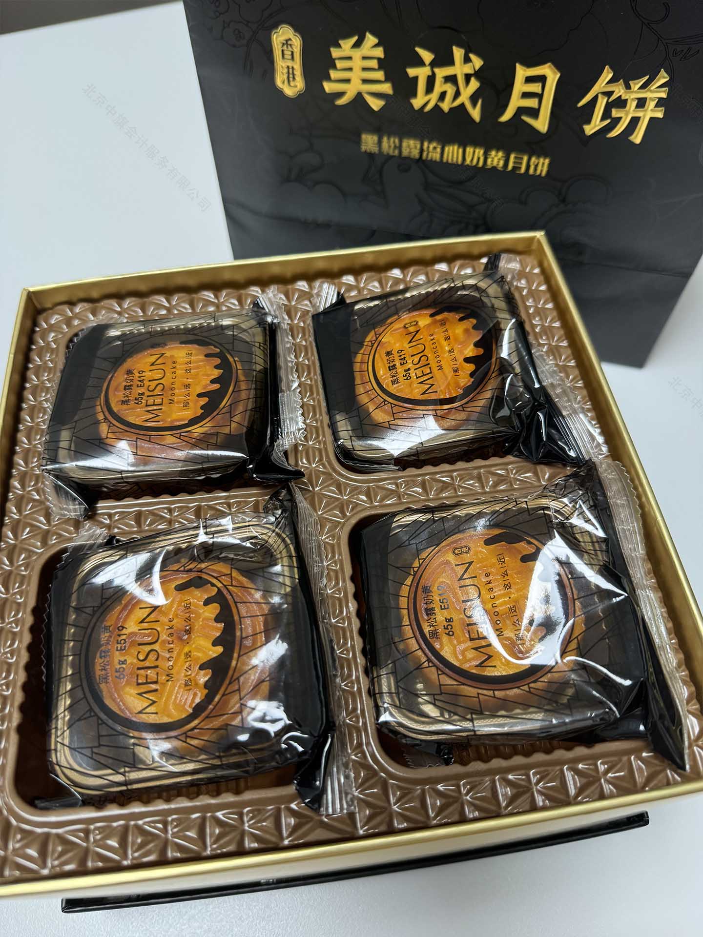 又打開了一盒，一盒四塊月餅.jpg