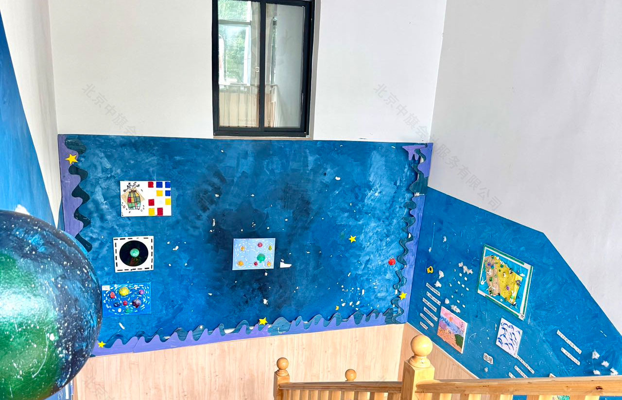 幼兒園的樓梯間的彩繪，辦理幼兒園確實不容易，一定要細心.jpg