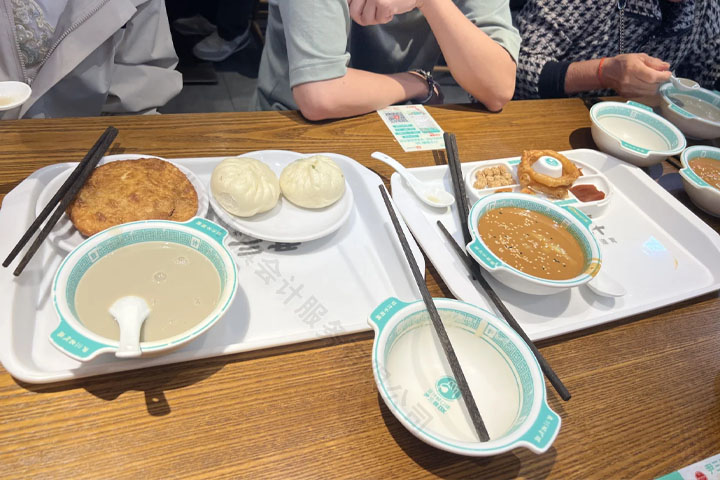 這個豆汁真的不是一般人能喝的來的.jpg