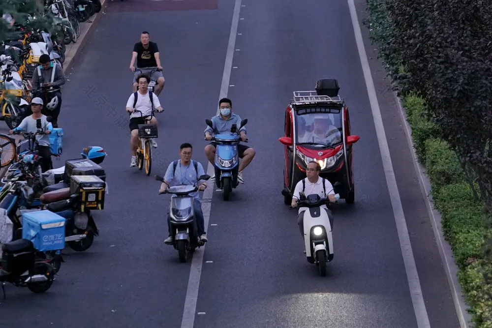 騎電動(dòng)車一定要記得戴好頭盔.jpg