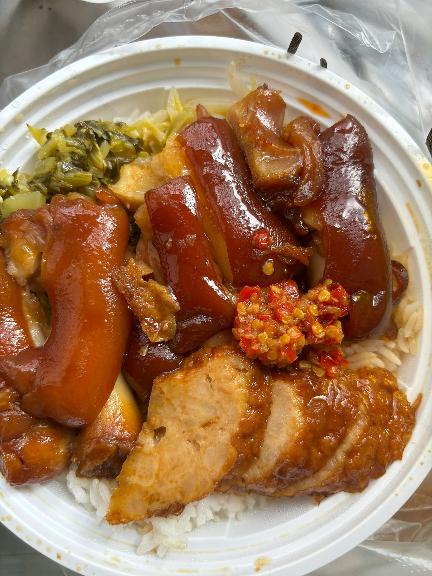 小編才看到新聞，今天周六中午剛買的豬腳飯，我是吃呢還是不吃呢！糾結(jié)！.jpg