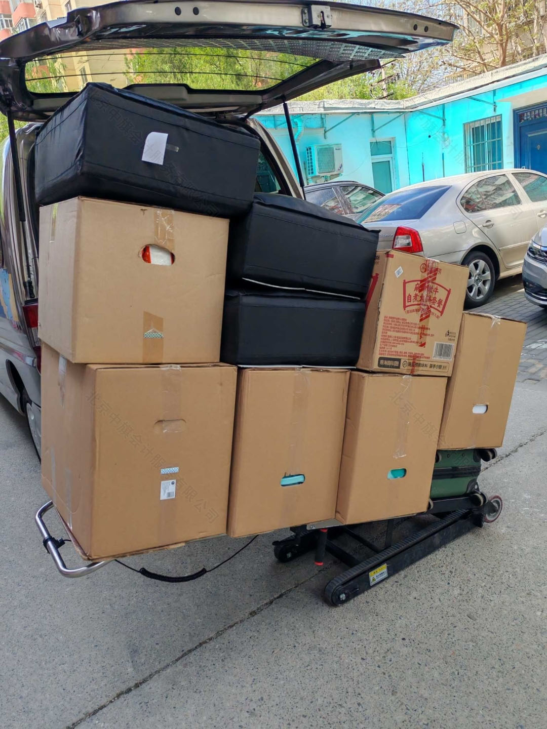 正在搬家中，大家不要學我啊，我沒骨氣，我跟著公司搬家了，啊啊啊啊啊啊啊啊.jpg