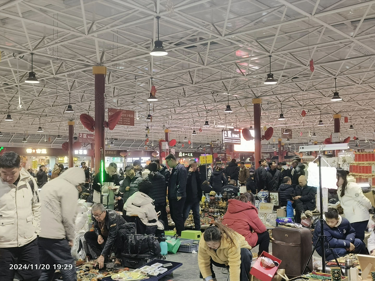 還是北京潘家園，昨晚拍的照片，人非常多，生意非常好.jpg
