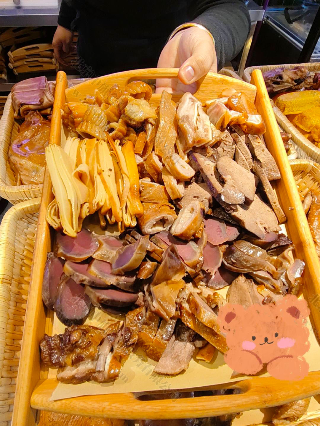 昨天晚上我們去吃的特色鹵味還有鹵鴨非常好吃.jpg