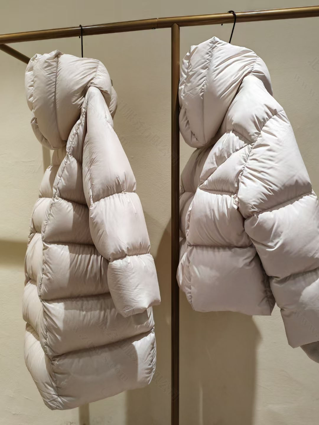 年輕人翻新的羽絨服新款在店里等待顧客來(lái)取.jpg