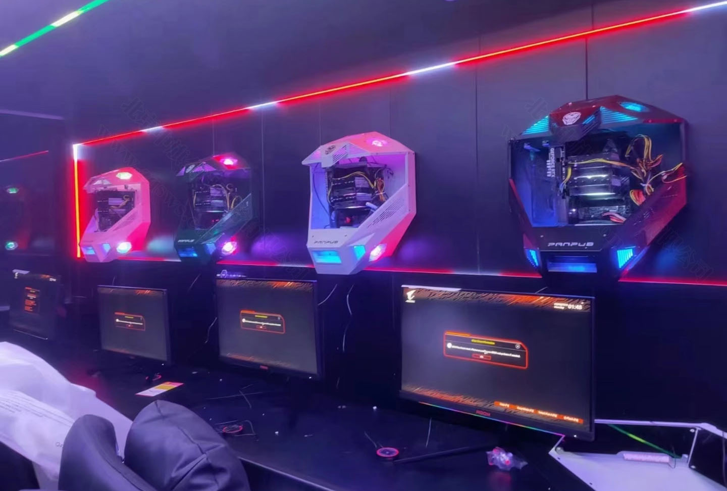 現(xiàn)在網(wǎng)咖高端區(qū).jpg 現(xiàn)在網(wǎng)咖高端區(qū).jpg