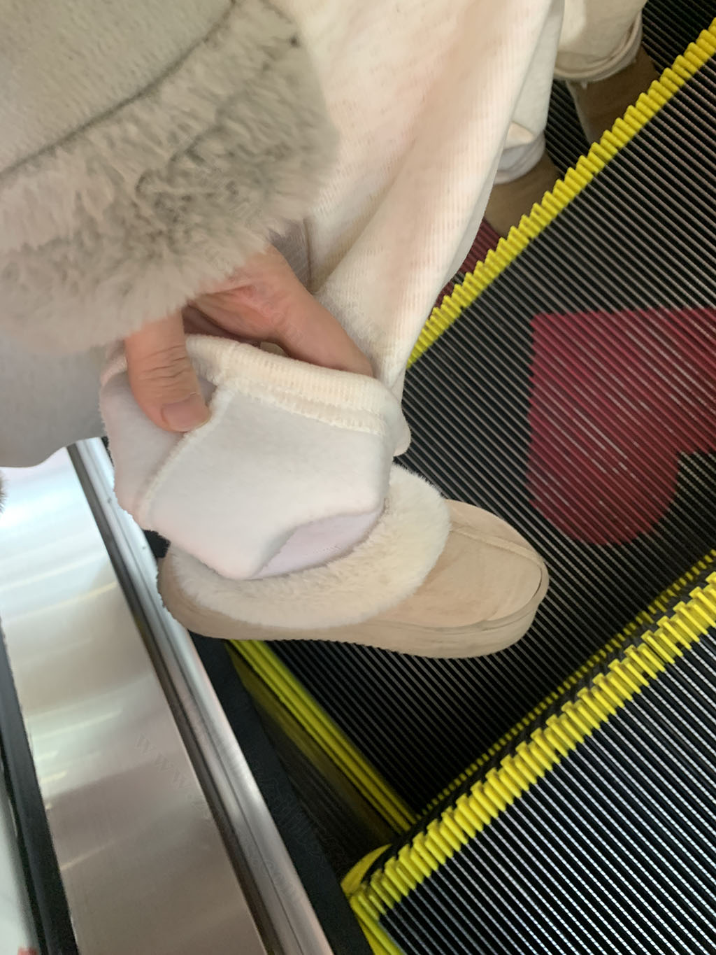 閨蜜剛買(mǎi)的一個(gè)拉毛的褲子，穿著很暖和.jpg