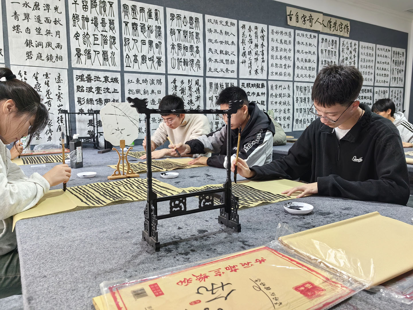 正在寫字的孩子們.jpg
