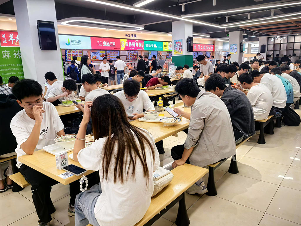 正在吃飯的大學生們.jpg