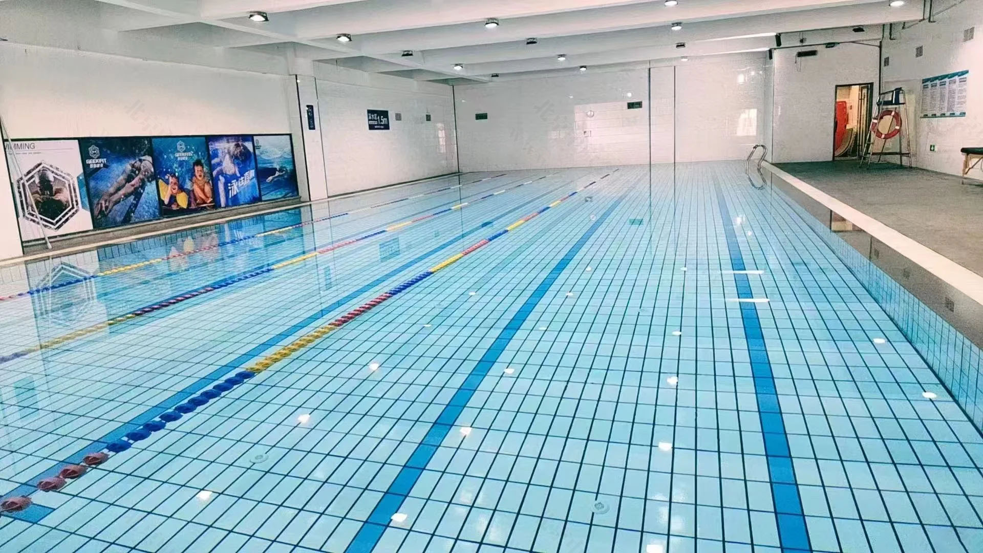 健身房內的游泳池.jpg