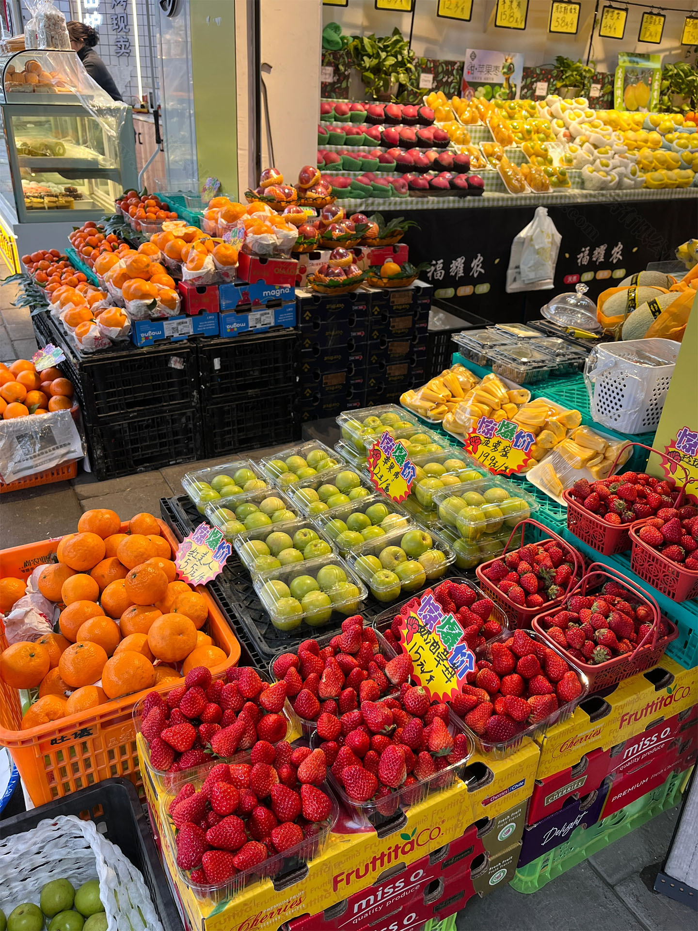 社區(qū)里這家店就是這么賣(mài)的，水果拜訪好，免費(fèi)送貨上門(mén).jpg