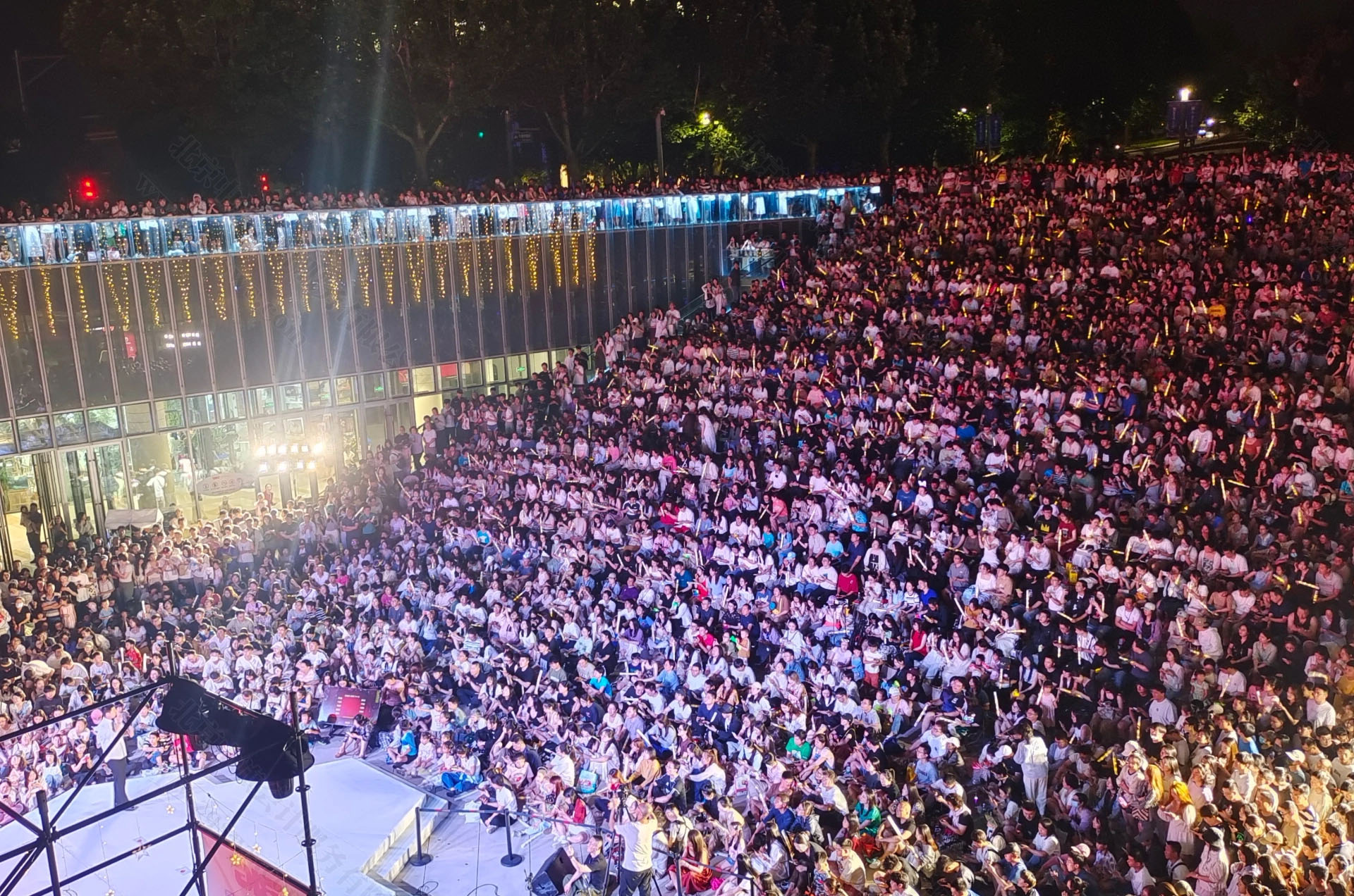 露天的音樂(lè)會(huì)場(chǎng)地現(xiàn)場(chǎng).jpg
