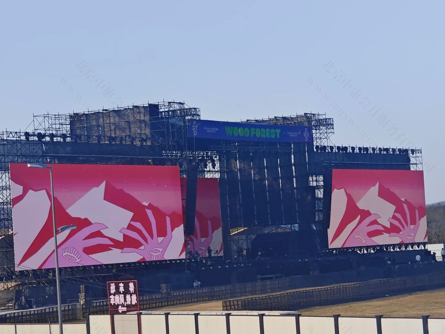某演唱會(huì)現(xiàn)場(chǎng)正在彩排，不知道是誰的演唱會(huì).jpg