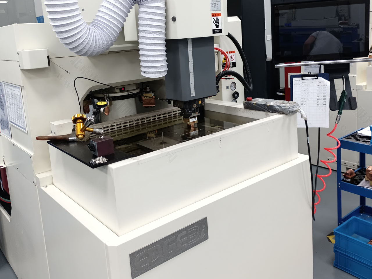 設(shè)備調(diào)試中.jpg 設(shè)備調(diào)試中.jpg