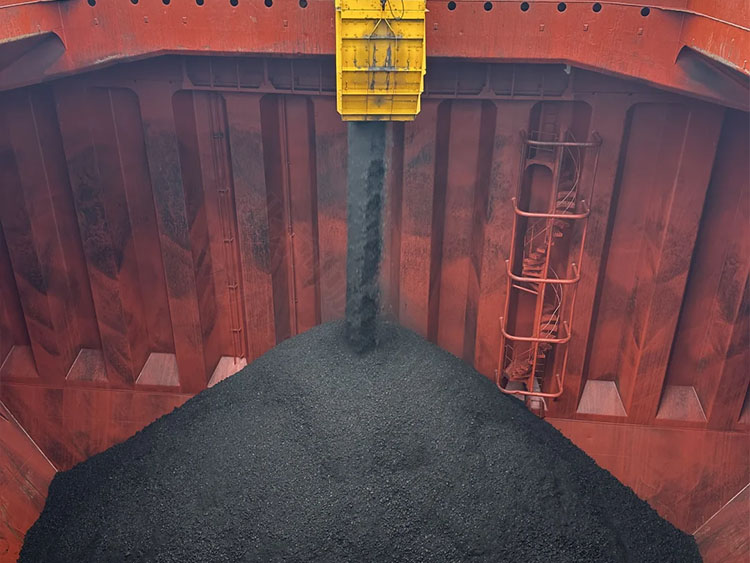 正在裝煤.jpg 正在裝煤.jpg