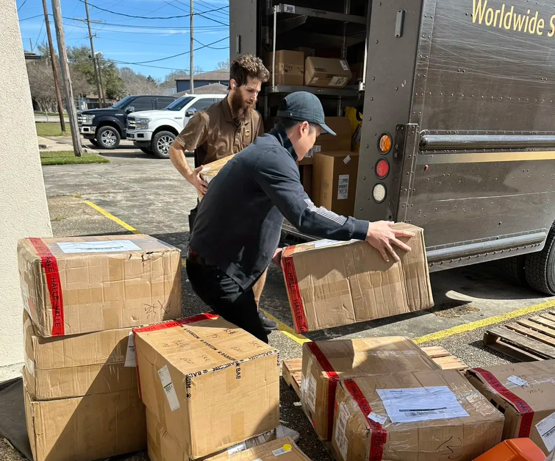 正在搬貨的小哥.png 正在搬貨的小哥.png