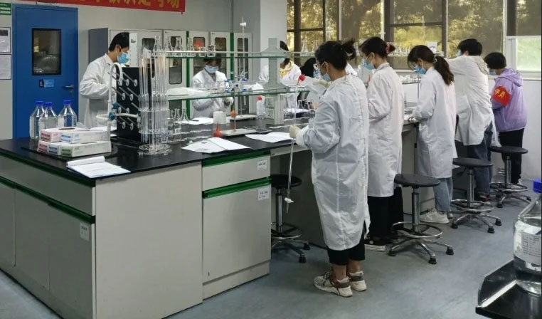 正在忙碌中的同學(xué)們.jpg 正在忙碌中的同學(xué)們.jpg