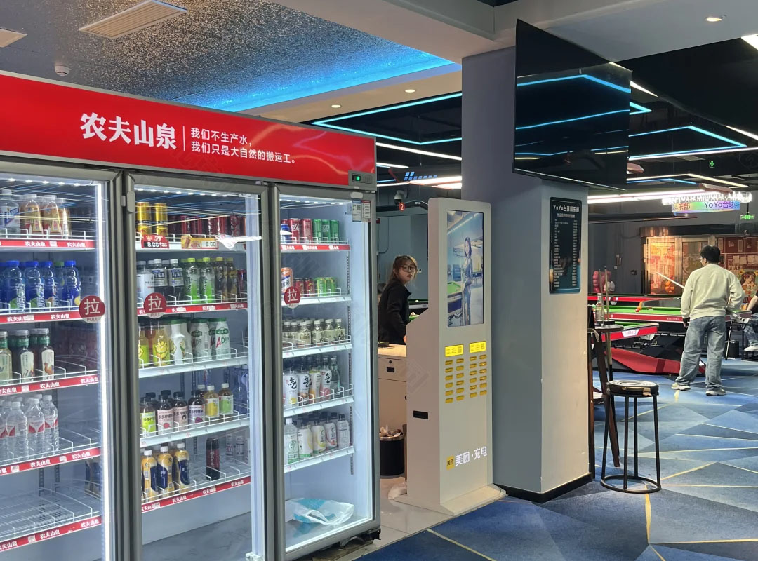 臺球室內(nèi)再賣點(diǎn)飲料.jpg 臺球室內(nèi)再賣點(diǎn)飲料.jpg