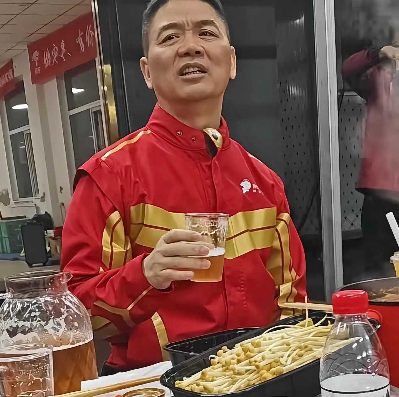 東哥白天送完外賣晚上請客吃火鍋.jpg 東哥白天送完外賣晚上請客吃火鍋.jpg