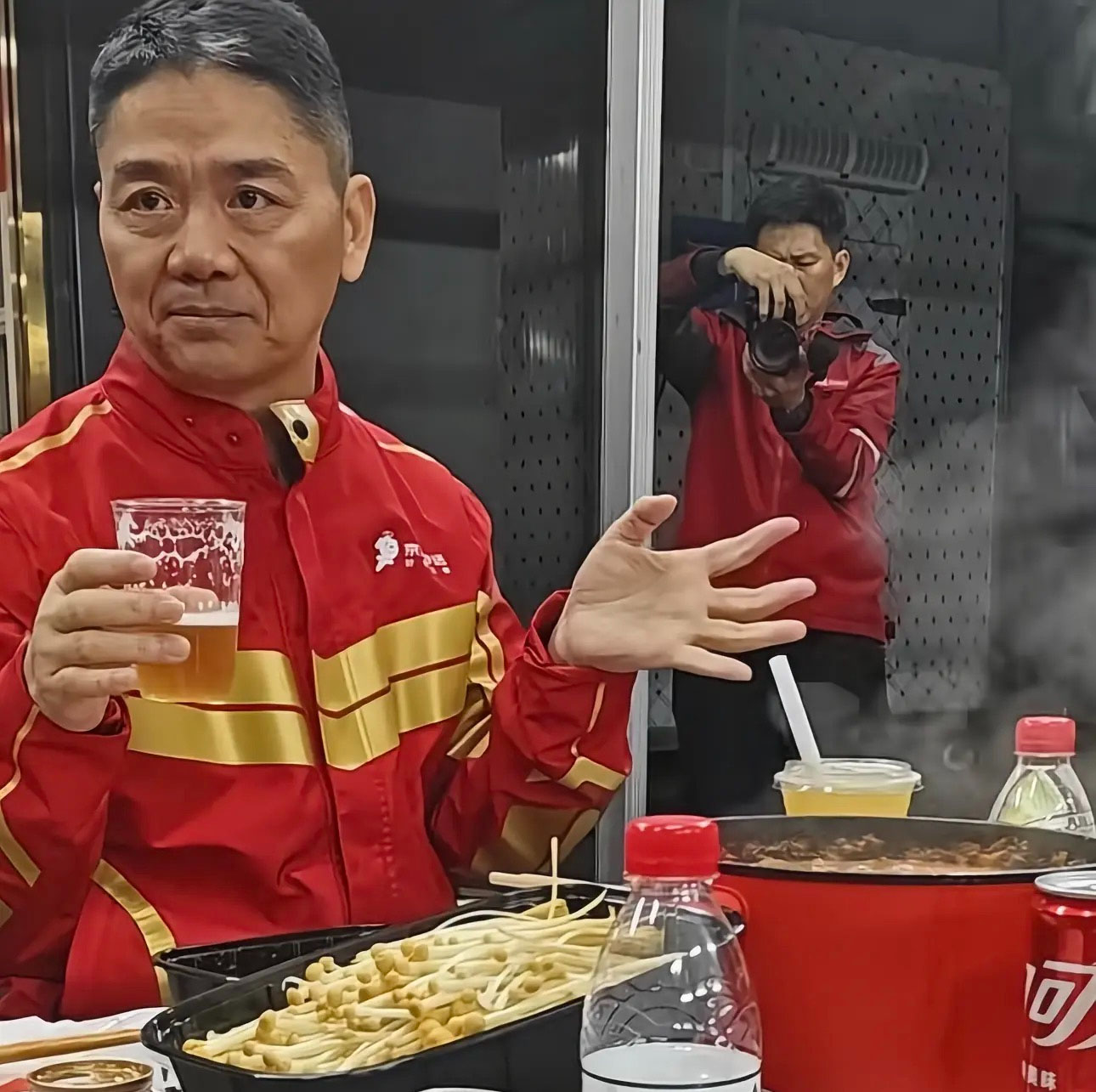 東哥在酒桌上閑聊天.jpg 東哥在酒桌上閑聊天.jpg