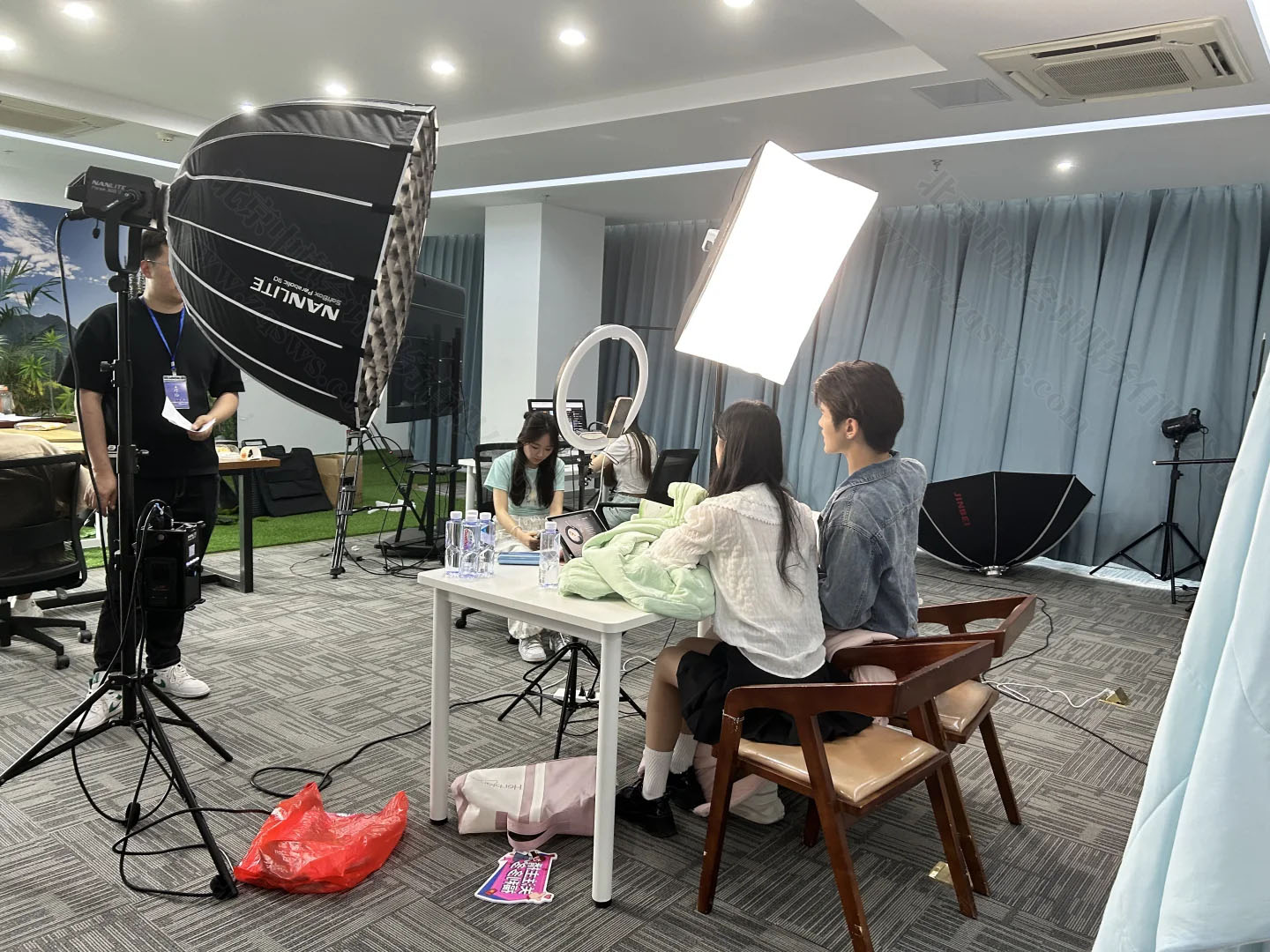 正在直播的同事.jpg 正在直播的同事.jpg