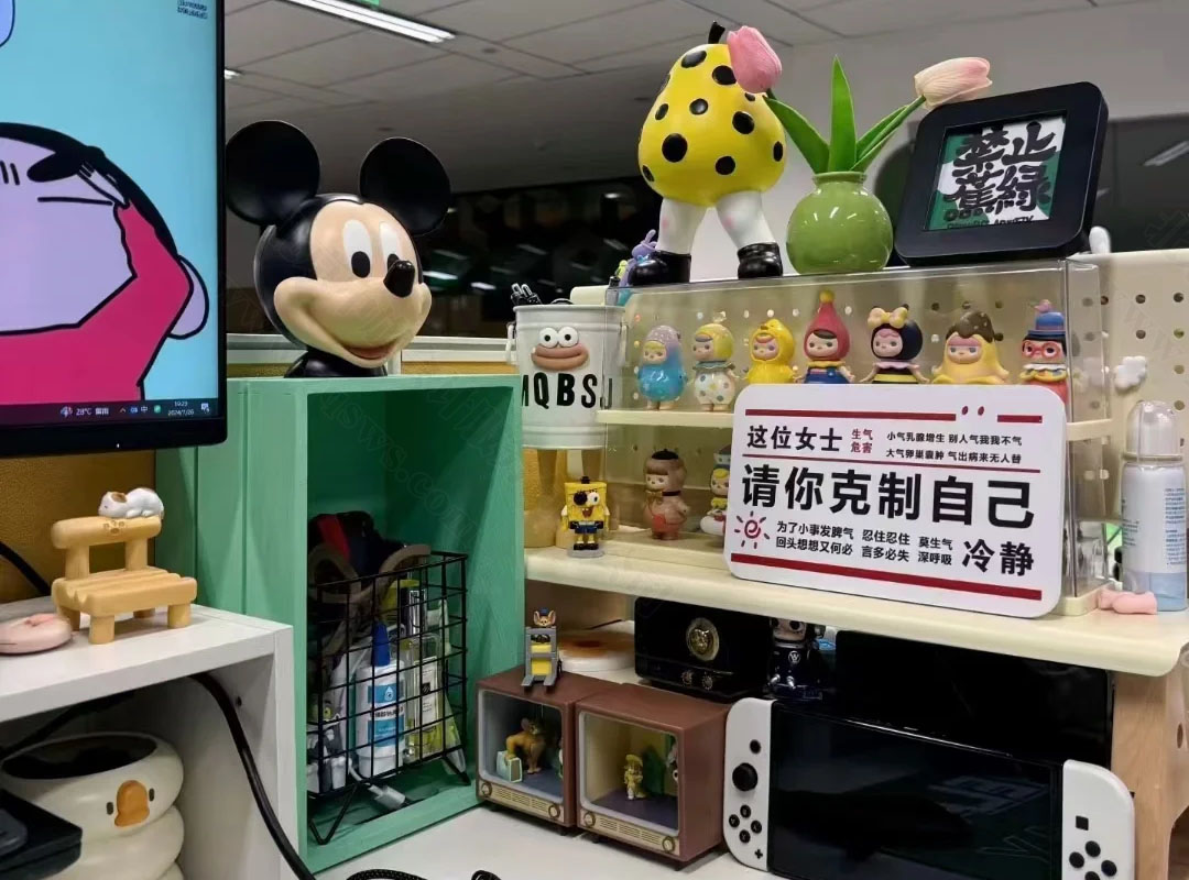 辦公桌上的玩偶.jpg 辦公桌上的玩偶.jpg