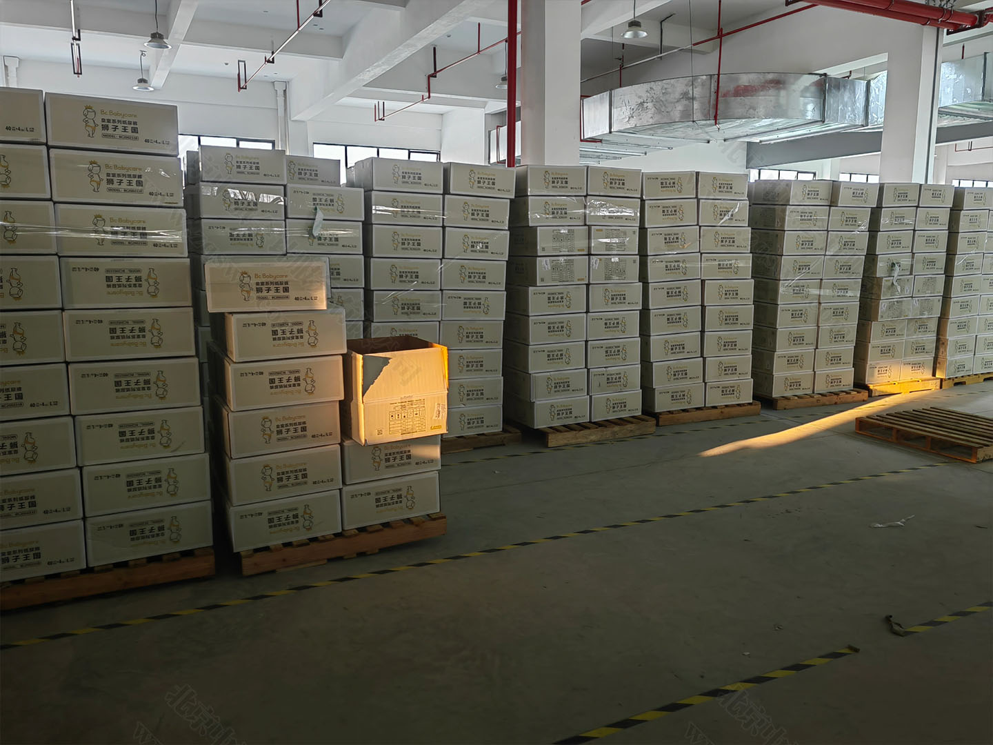 倉(cāng)庫(kù)內(nèi)的母嬰產(chǎn)品.jpg