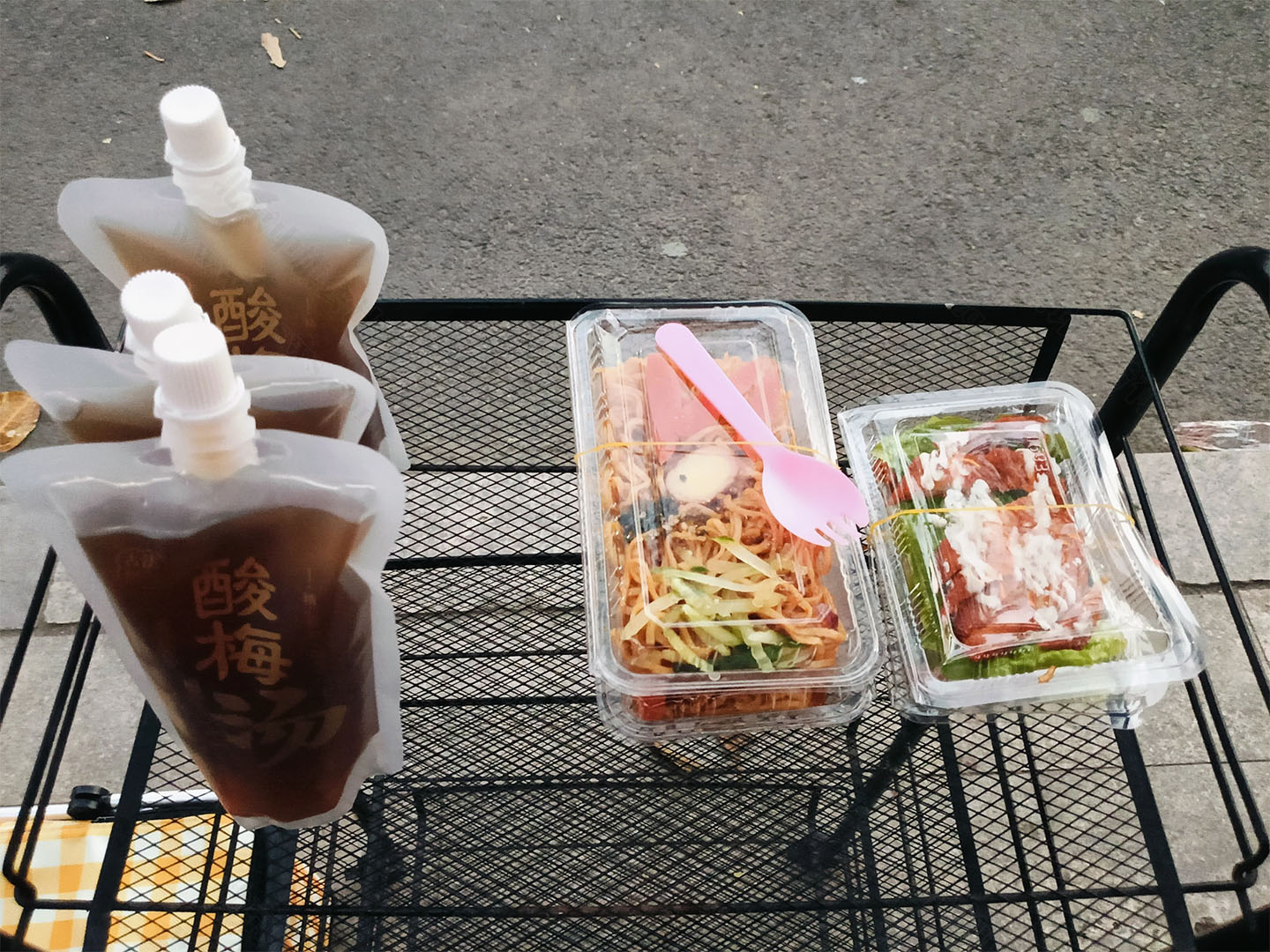 現(xiàn)場(chǎng)擺攤賣飲料.jpg 現(xiàn)場(chǎng)擺攤賣飲料.jpg