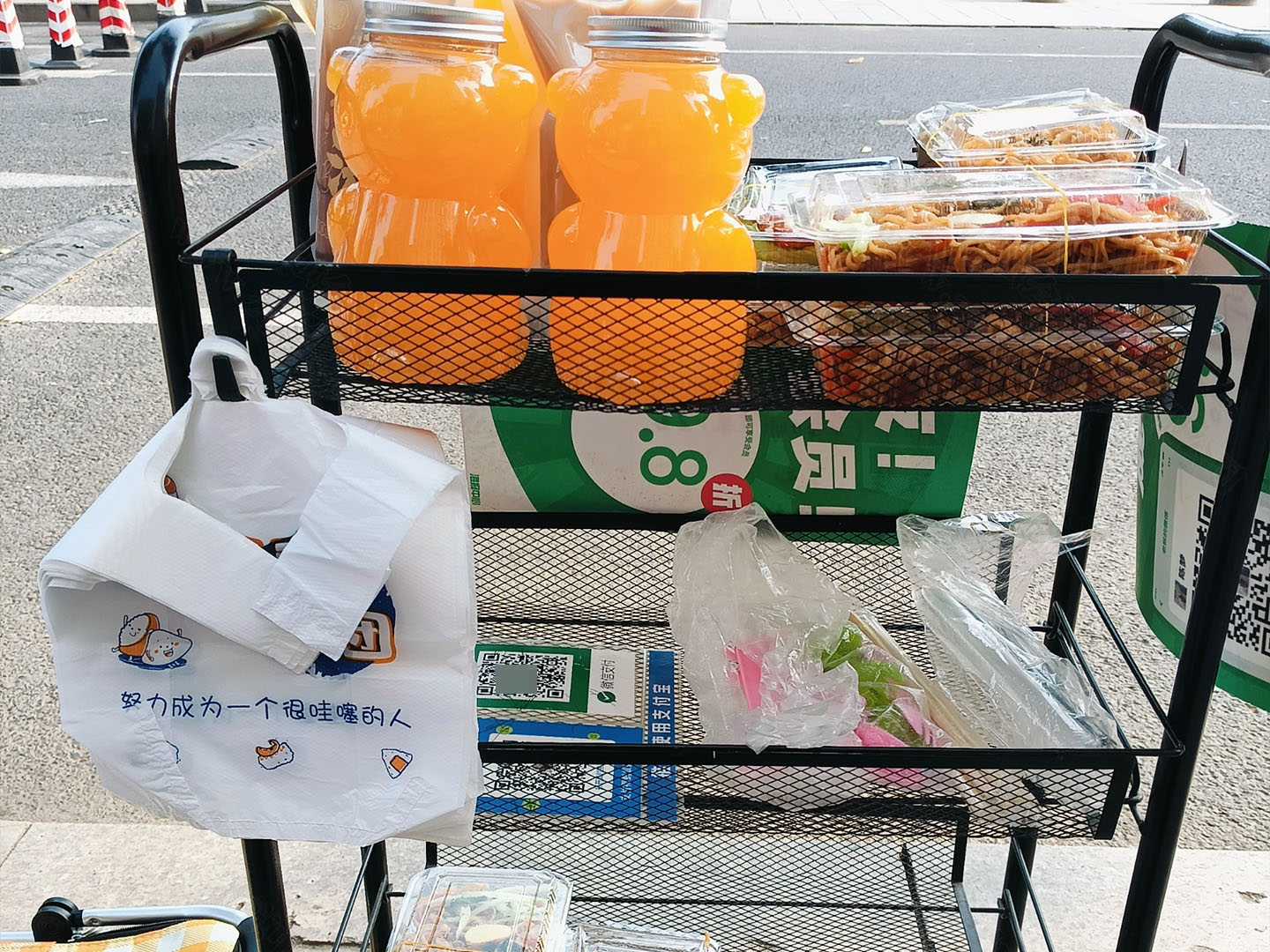 奶茶擺攤路邊隨手拍的照片.jpg 奶茶擺攤路邊隨手拍的照片.jpg