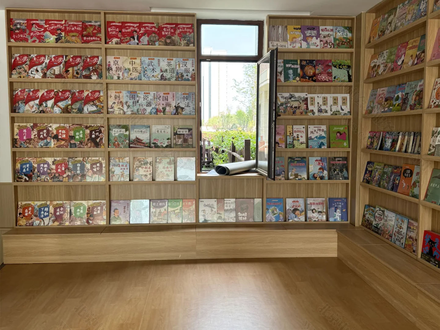 實(shí)木書架上邊擺放整齊的書籍.jpg