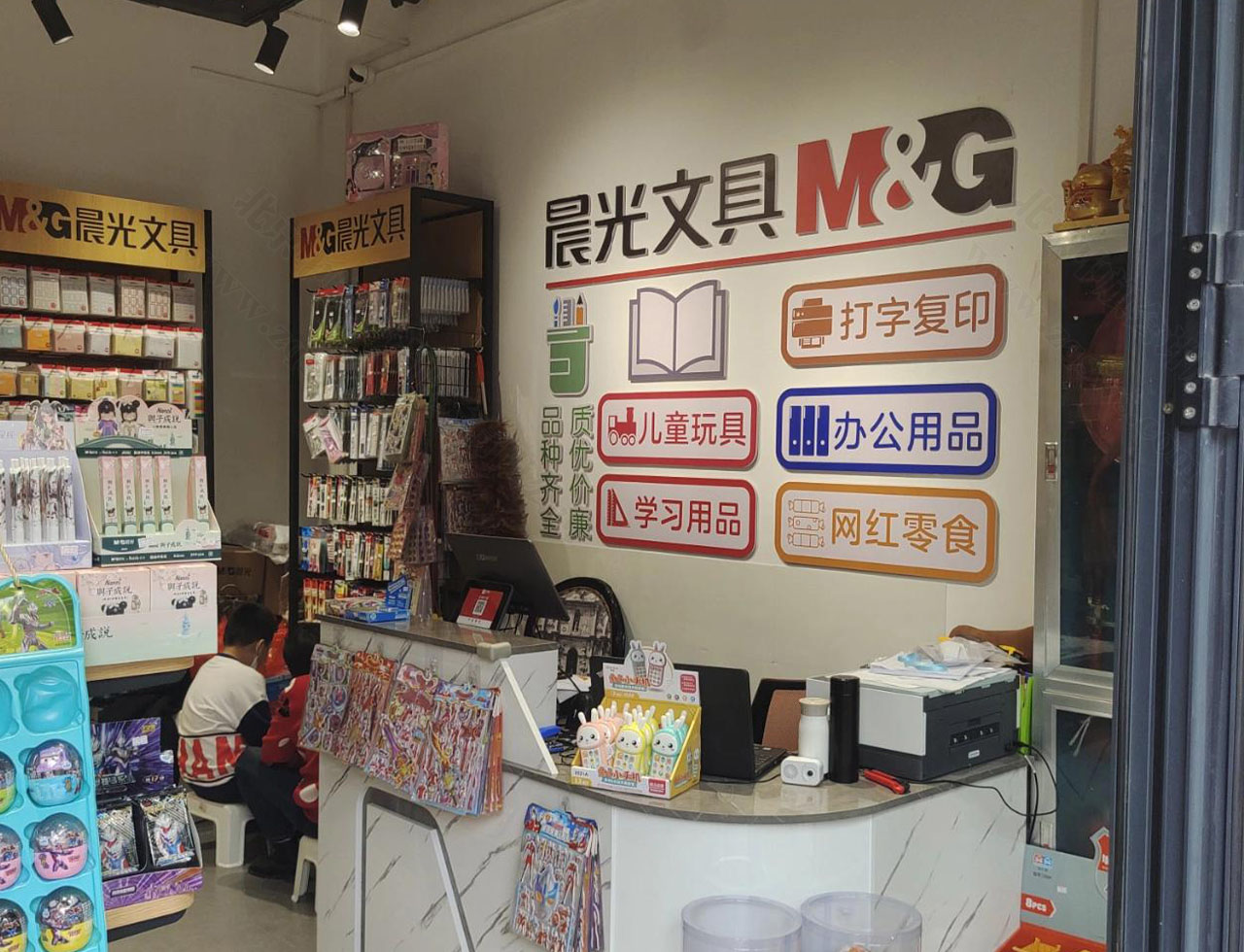 小朋友們正在角落看文具.jpg