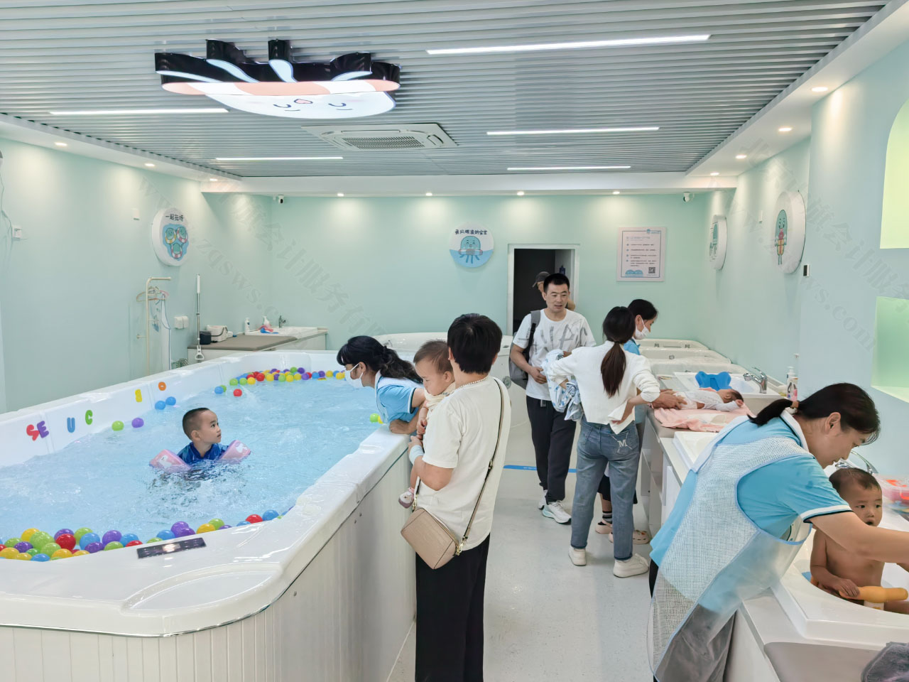 嬰幼兒游泳館人還是非常多的.jpg 嬰幼兒游泳館人還是非常多的.jpg