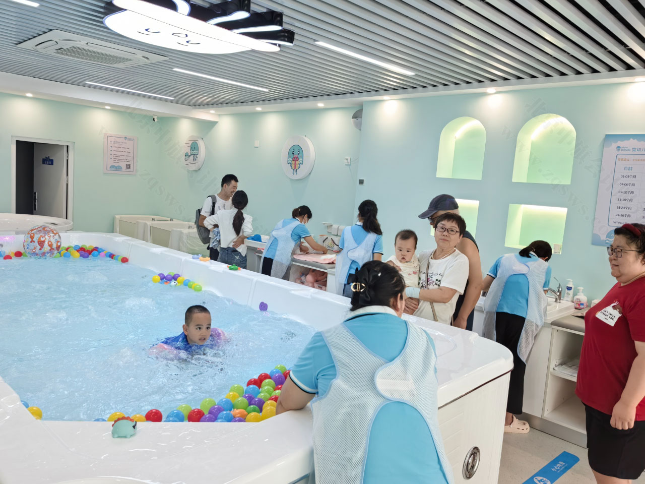 嬰幼兒游泳館人氣非常的旺.jpg 嬰幼兒游泳館人氣非常的旺.jpg