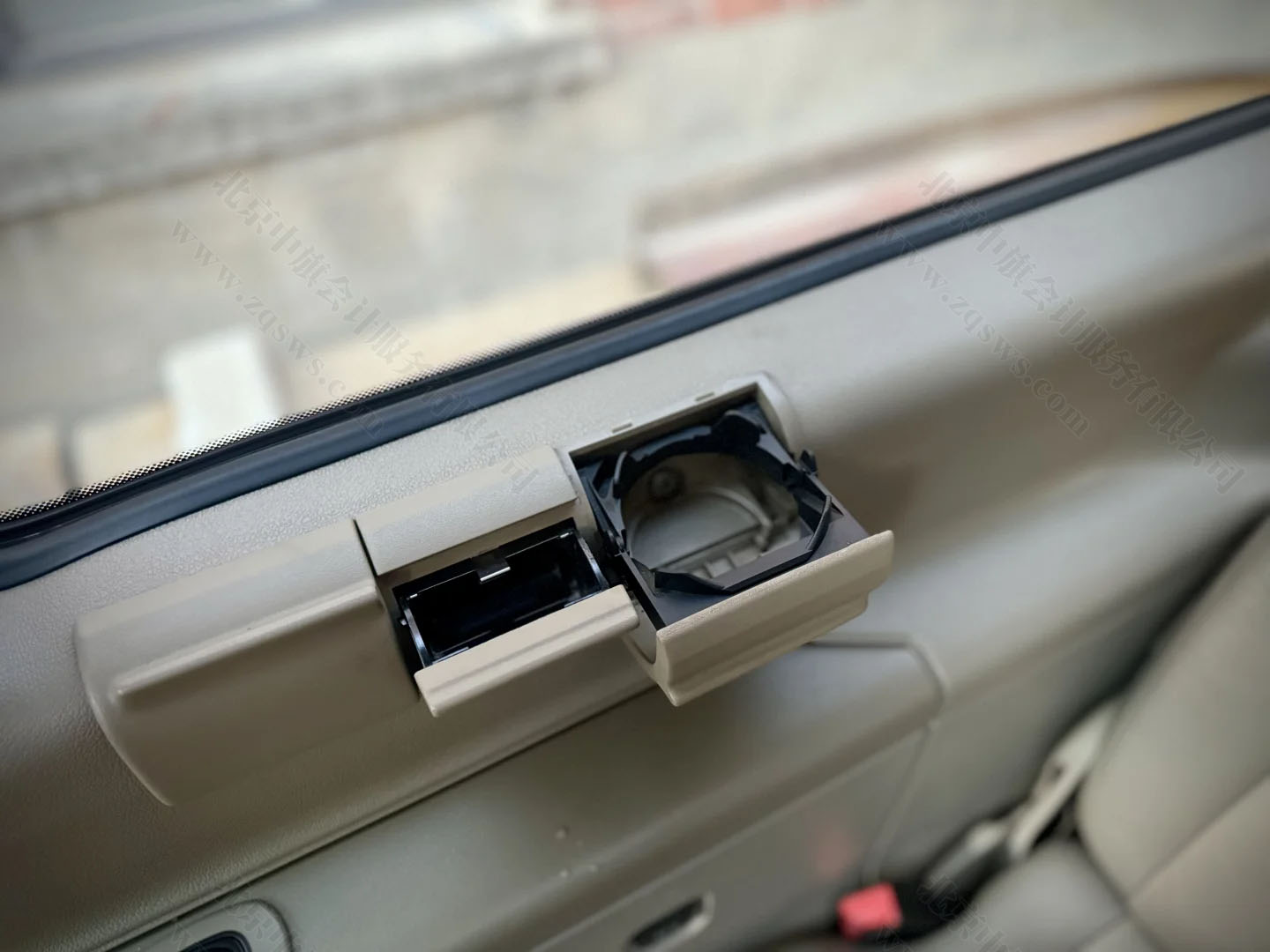 車輛細節(jié)拍照.jpg 車輛細節(jié)拍照.jpg