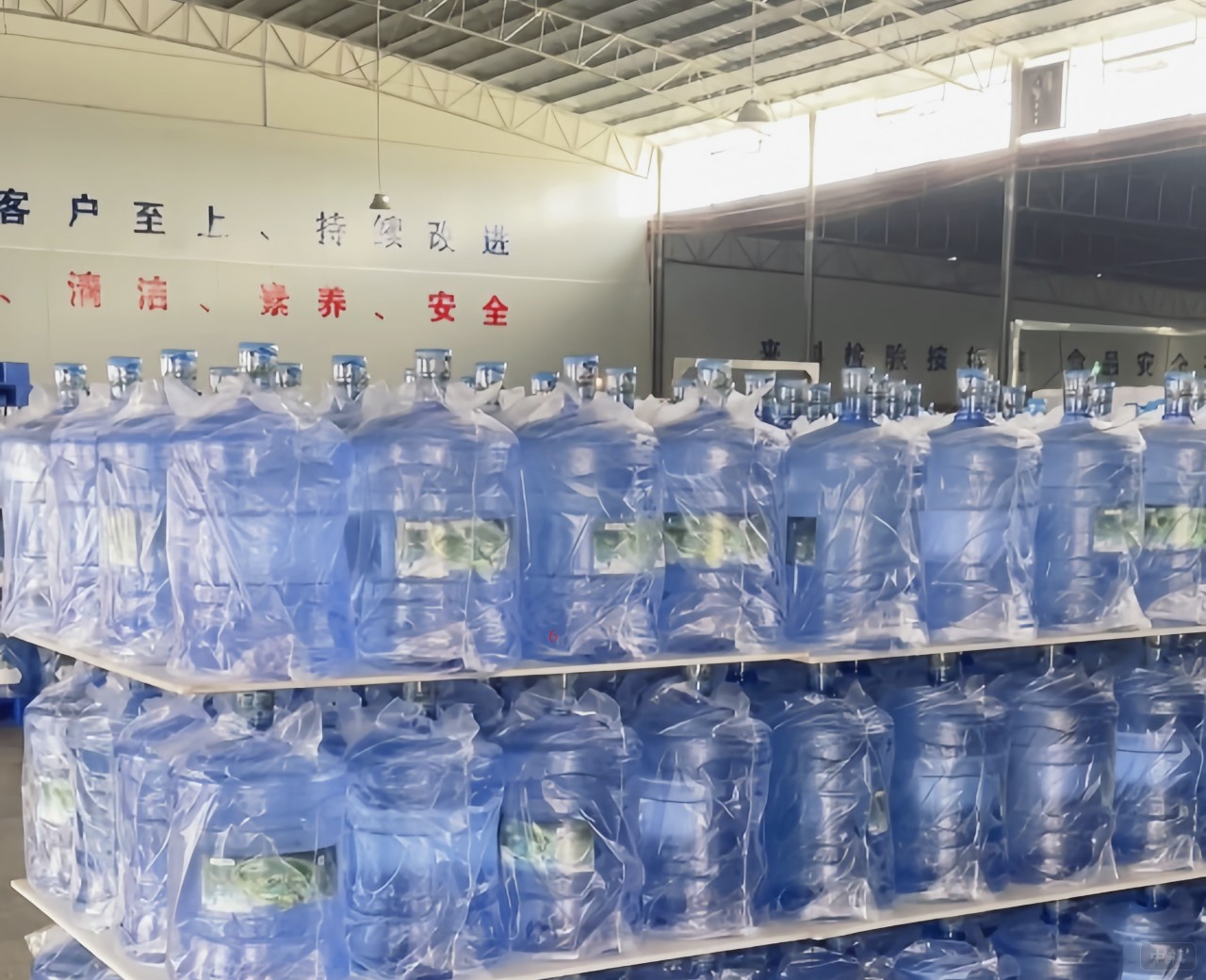 桶裝水也是屬于與包裝食品，所以需要辦理食品經(jīng)營許可證.jpg