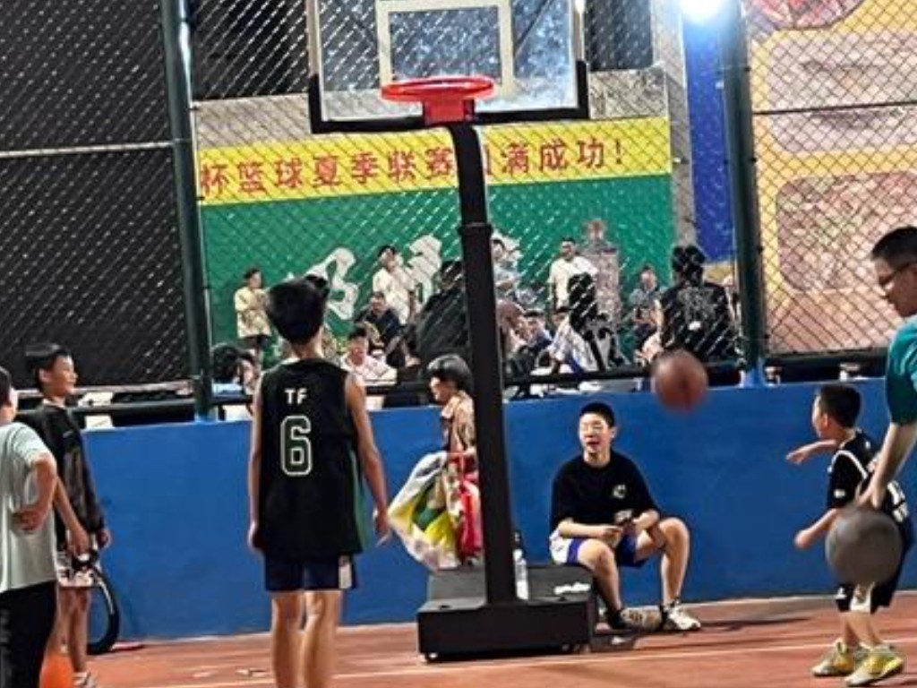 孩子們?cè)诖蚧@球.jpg