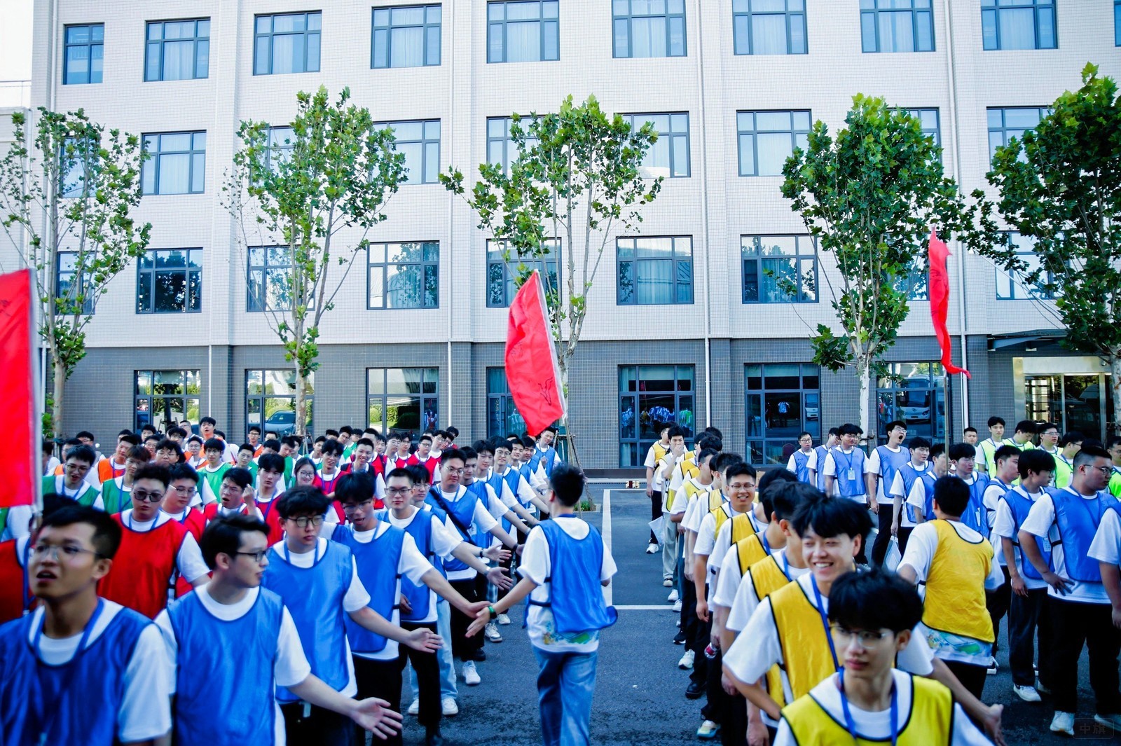 正在進(jìn)行拓展活動(dòng)的員工們